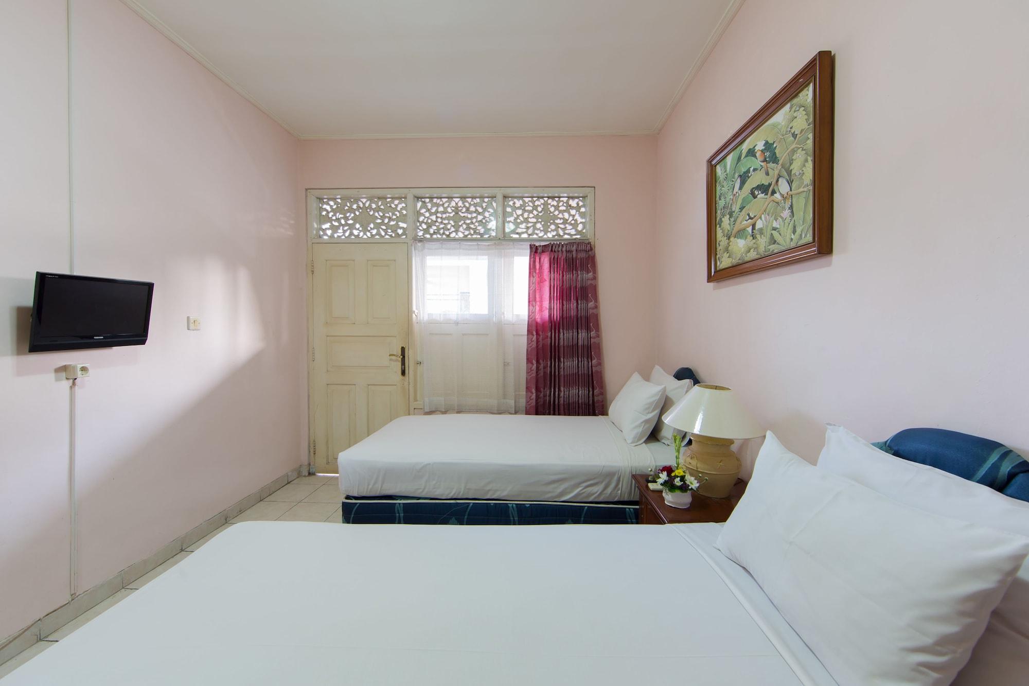 Oyo 3134 Puri Tamu Hotel Джимбаран Экстерьер фото